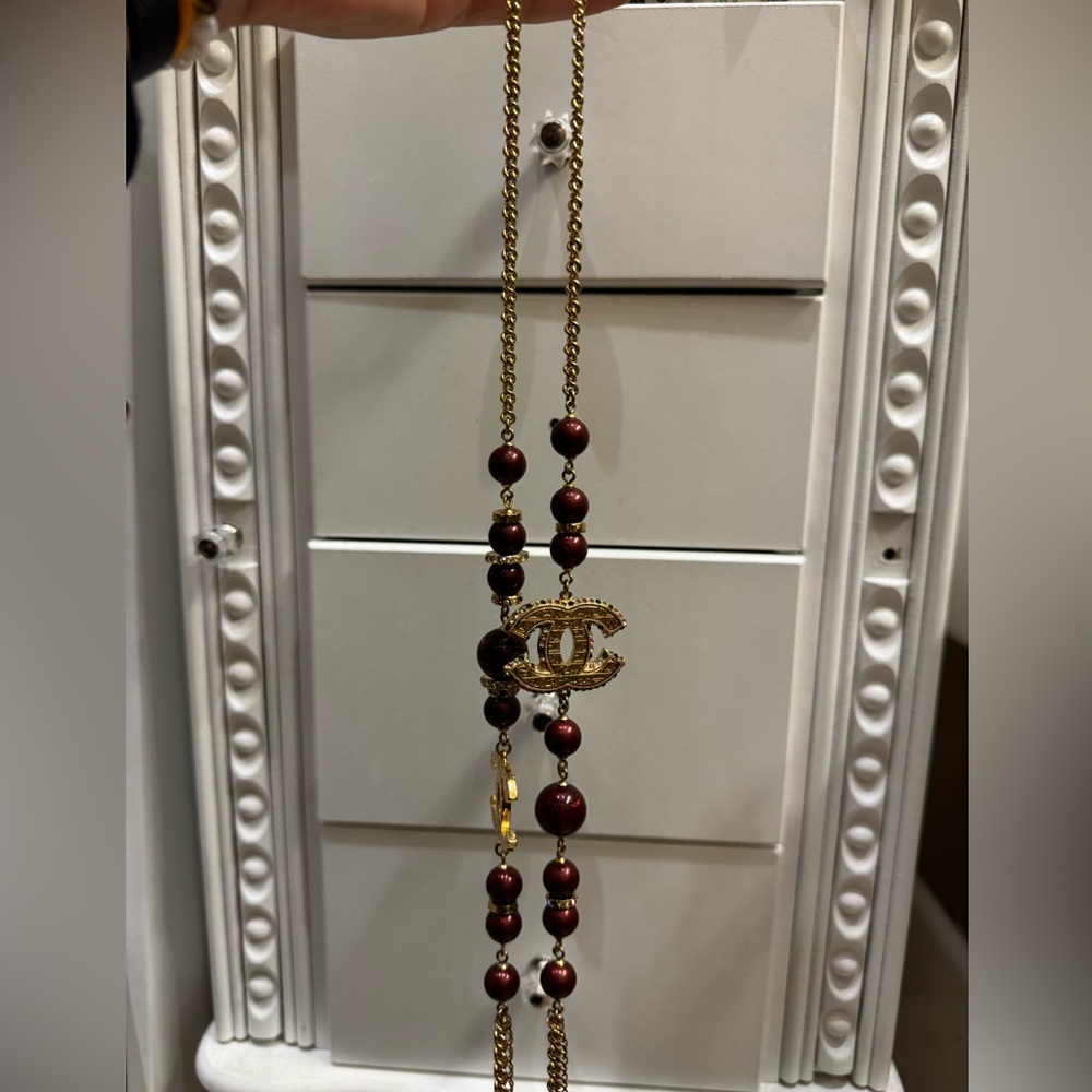 Chanel necklace almost new. With box. Guaranteed authentic.